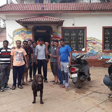 Wanderers Hostel Morjim Exterior photo